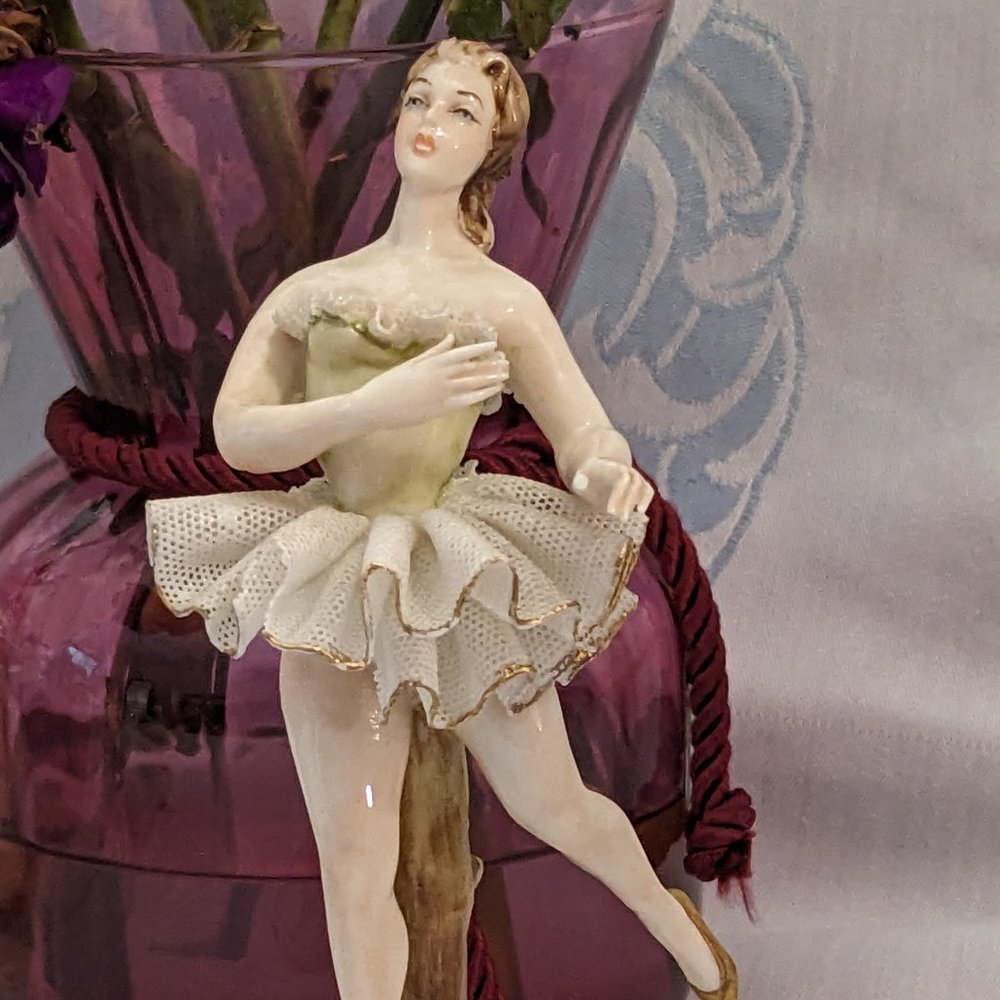 Vintage Capodimonte Porcelain Ballerina Dresden Lace En Pointe *READ